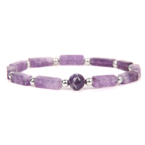 Makroaufnahme von Amethyst-Rechteckperlen und Silber-Zwischenstücken an lila Armband