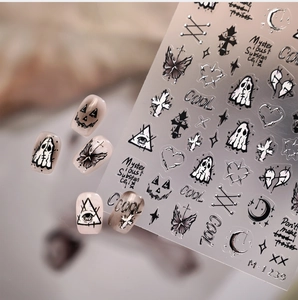 Dettagli adesivi unghie Halloween M-1239 con fantasmi, zucche e decorazioni gotiche