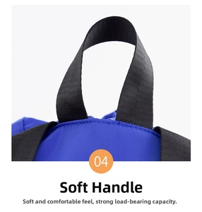 Dettaglio della borsa blu impermeabile con cuciture rinforzate sul manico nero