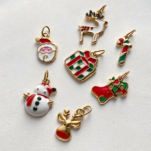 Sieben-teiliges vergoldetes Weihnachts-Emaille-Anhänger-Set mit Weihnachtsmann und Rentier
