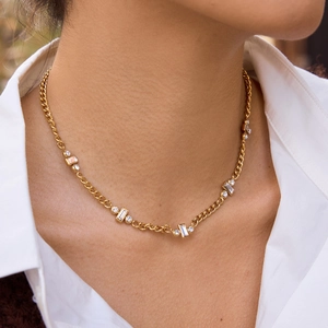 Collier élégant en acier inoxydable doré 18 carats avec zircons ronds et rectangulaires