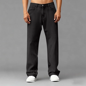 Détails du jean noir en tencel avec coupe droite décontractée et tissu doux et fluide