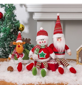 Trois peluches de Noël à longues jambes avec les figurines du Père Noël et du bonhomme