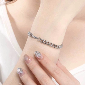 Bracelet gourmette moderne en acier inoxydable argenté pour homme et femme au poignet