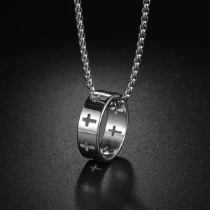 Minimalistisches Set aus silbernem Ring mit Kreuz-Ausschnitt und Halskette