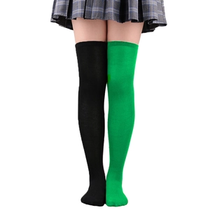 Vue détaillée des chaussettes montantes bicolores noir et vert sur mannequin