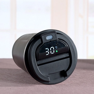 Detail view of the black insulated mug lid featuring a digital temperature display showing 30°C