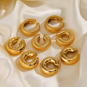 Lot de huit bagues d'oreille creuses en forme de C plaqué or 18K pour femme