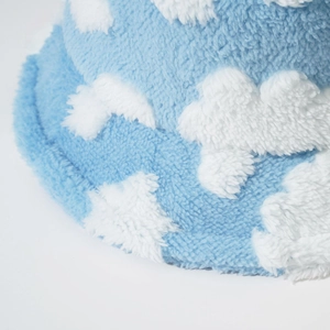 Cappello a secchiello in peluche blu e bianco con motivo a nuvola per l'inverno