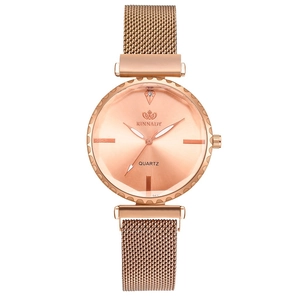 Dettaglio dell'orologio al quarzo RINNADY oro rosa con cinturino in mesh e cristallo