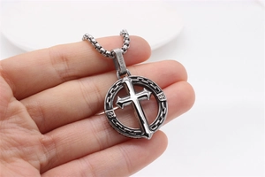 Gros plan du collier avec pendentif croix rétro en acier inoxydable montrant les détails