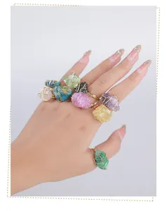 Detalle de anillos de cristal natural hechos a mano envueltos en alambre de cobre puro