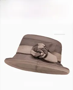 Détail du chapeau de soleil marron café avec fleur en tissu et bord élégant