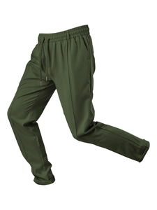 Detailansicht der olivgrünen, lockeren Herrenhose mit atmungsaktiver Twill-Stoffstruktur