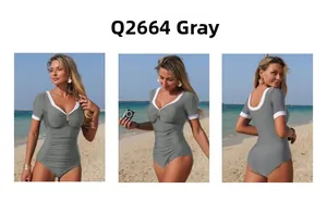 Vue triple d'un maillot de bain gris avec bordures blanches et manches courtes