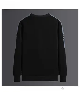 Vue arrière du sweat décontracté à col rond avec coutures contrastées grises sur noir
