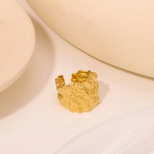 Anello regolabile placcato oro 18K con texture lava irregolare su display in ceramica