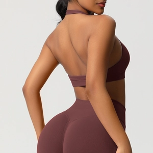 Vue latérale arrière du soutien-gorge de sport dos nu et du legging sans couture bordeaux