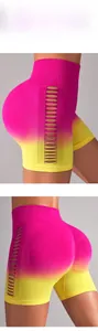 Détail du short de yoga dégradé rose et jaune avec découpes croisées sur les côtés