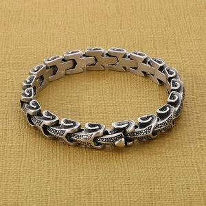 Nahaufnahme des Vintage-Armbands aus oxidiertem Edelstahl für Herren im Drachenstil