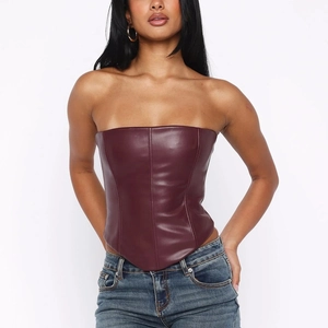 Corset bustier chic en similicuir bordeaux avec coutures ajustées sur fond blanc neutre