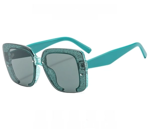 Detail der randlosen quadratischen Sonnenbrille mit glitzerndem blaugrünem Rahmen