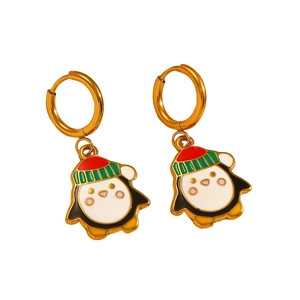 Dettaglio di orecchini natalizi a pinguino con cappelli rosso verdi e ganci oro