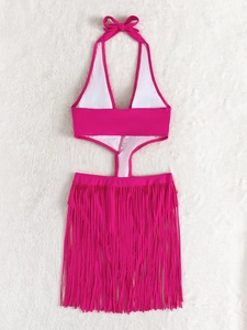 Détail à plat d'un monokini licou rose avec de longues franges sur de la fausse fourrure