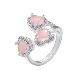 Dettaglio macro dell'anello d'argento con tre cuori rosa e zirconi incastonati