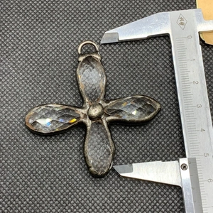 Mesure détaillée du pendentif trèfle en argent vintage montrant une taille de 5,5 cm