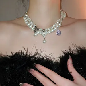 Zweilagige Perlenkette mit lila Zirkonia-Anhänger und elegantem schwarzen Federkleid Ausschnitt
