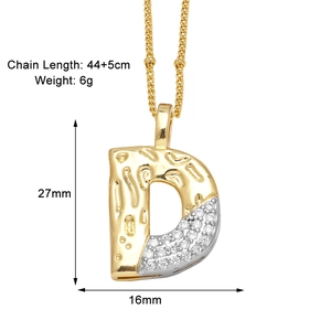 Détail du pendentif lettre D doré avec zircons montrant les dimensions et la chaîne 44+5cm