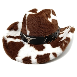 Detailansicht eines flauschigen Kuhdruck-Hutes mit silbernem Longhorn-Bullen-Emblem