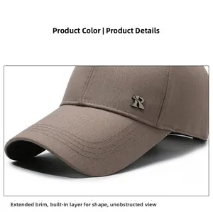 Dettaglio della visiera lunga e del logo R metallico sul cappello da baseball marrone