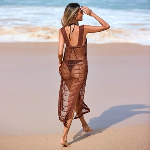 Détail macro de la maille crochetée marron avec motif ajouré pour robe de plage transparente