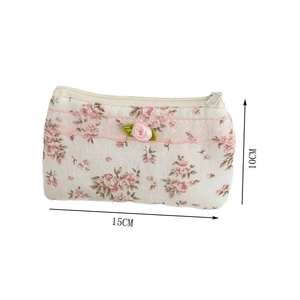 Détail d'une pochette en coton à fleurs avec dentelle rose et taille 15cm x 10cm