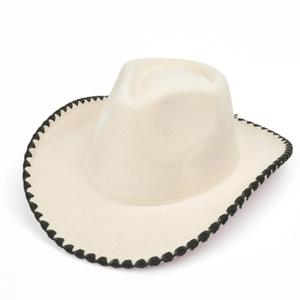 Chapeau de cowboy classique en feutre crème avec couture décorative noire sur le bord