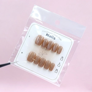 Set di unghie finte fatte a mano marroni cat-eye con finitura perlata su cartoncino