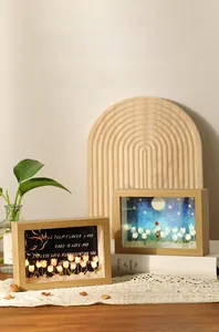 Dettaglio della cornice portafoto luce notturna tulipano in legno con calda luce LED
