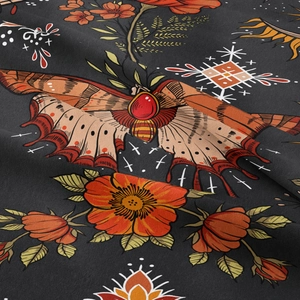 Detailansicht eines Boho-Wandteppichs mit Motte, Blumen und Sonne auf grauem Stoff