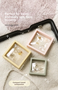 Trois boîtes à bijoux colorées avec film PE posées sur un tissu en maille blanc