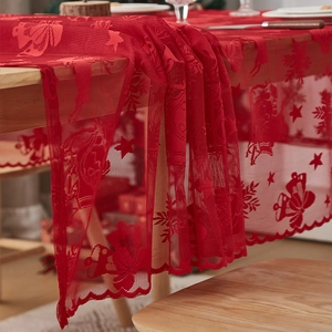 Chemin de table de Noël en dentelle rouge avec motifs de rennes et flocons de neige