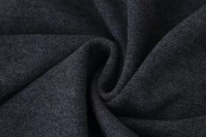 Makro-Detail der weichen dunkelgrauen Twill-Stoffstruktur mit eleganten Falten