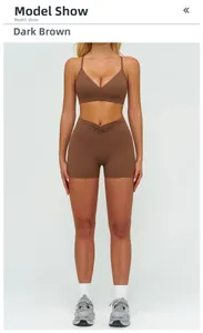 Vista frontale del set yoga due pezzi caffè caramello con reggiseno sportivo e pantaloncini