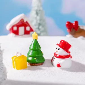 Miniatures de Noël en résine avec bonhomme de neige et sapin sur décor enneigé