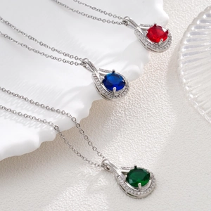 Colliers pendentifs gouttes avec zircons rouges, bleus et verts en acier titane argent