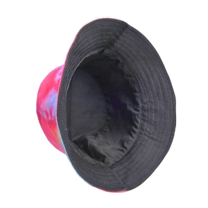 Vue détaillée du chapeau bob tie-dye avec tissu rose bleu et doublure noire