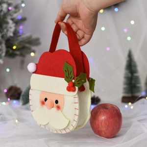 Détail du sac cadeau père Noël en feutre avec anse rouge et décor de sapin de Noël