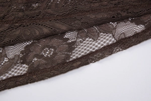Gros plan sur le tissu en dentelle florale marron avec structure en maille fine