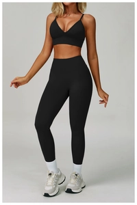 Detail of high-waist yoga pants with V-shaped waistband and high-elastic moisture-wicking fabric